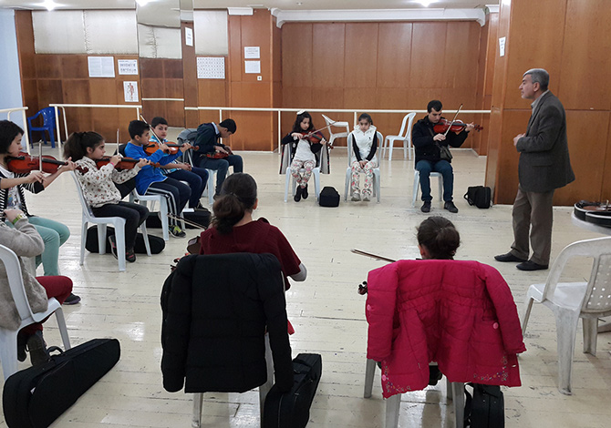 Keman Kursu Tüm Hızıyla Devam Ediyor