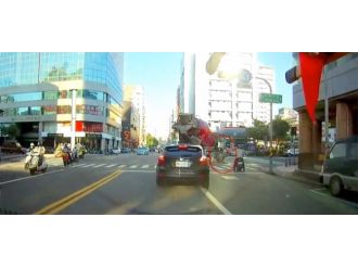 Kamyon engelli şahsı böyle ezdi