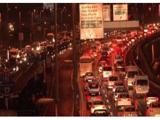 Mega kentte trafiğe yağmur engeli