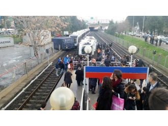 İzmir’de metro devrildi: Çok sayıda yaralı var !