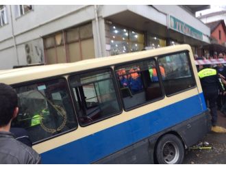 Sarıyer’de minübüs duvara çarptı: 1 ölü, 15 yaralı