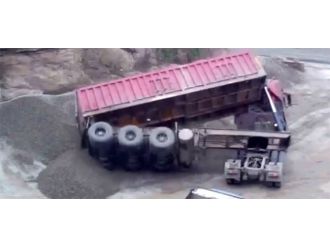 Devrilen damper sürücüyü öldürdü