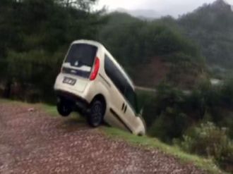 Dolandırıcılara kızdı aracını uçurumdan aşağı attı