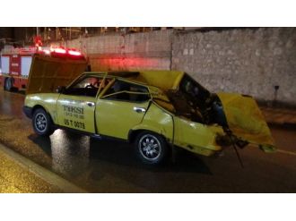 İş makinesi taksinin üzerine düştü: 1 ölü