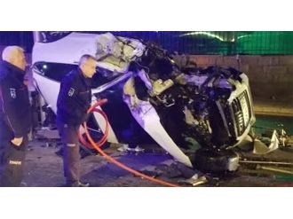 Otomobil paramparça oldu, sıkışan sürücüyü itfaiye kurtardı!