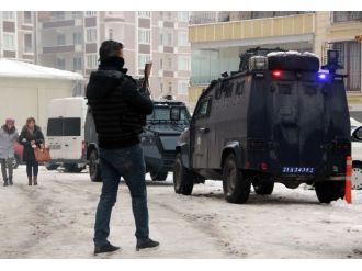 "Asker zırhlı araç ile gıda malzemesi dağıtıyor"