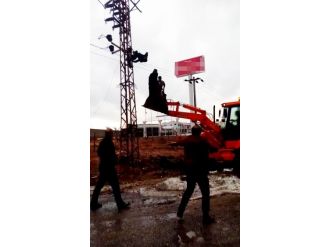 Akıma kapıldı, direkte kaldı