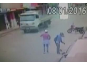 Kamyon tekerleği genç kadının hayatına mal oldu