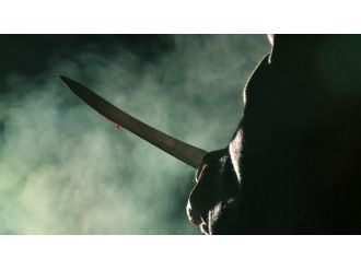 Genç kız annesini bıçaklayarak öldürdü