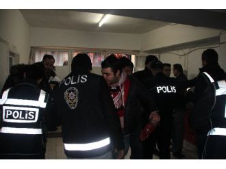 Galibiyet sevincini abartan futbolcuyu linçten polis kurtardı
