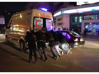 112 ambulansının imdadına vatandaşlar yetişti