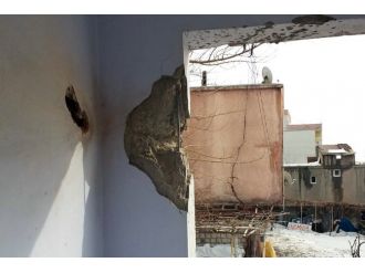 Polis aracına attıkları roket eve isabet etti