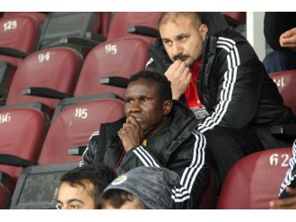 Maçı tribünden izledi