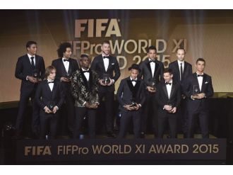 Yılın 11’i ödülünü Eto’o verdi