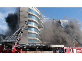 Yanan iş merkezinde 18 kişi mahsur kaldı