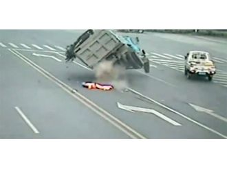 Önce çarptı sonra yan yattı