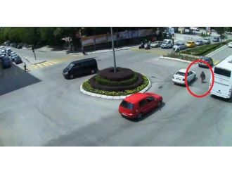 Araçların arasında hipnotize olmuş gibi yürüdü