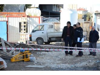 İşçinin kafasına asansör düştü!