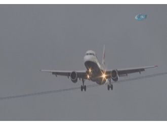 Kuşlar uçuş trafiğini alt üst etti