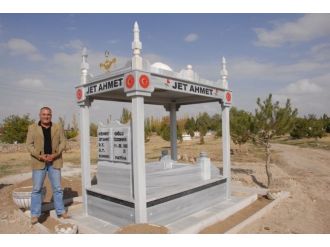 Yaptırdığı mezarla olay olmuştu öldü