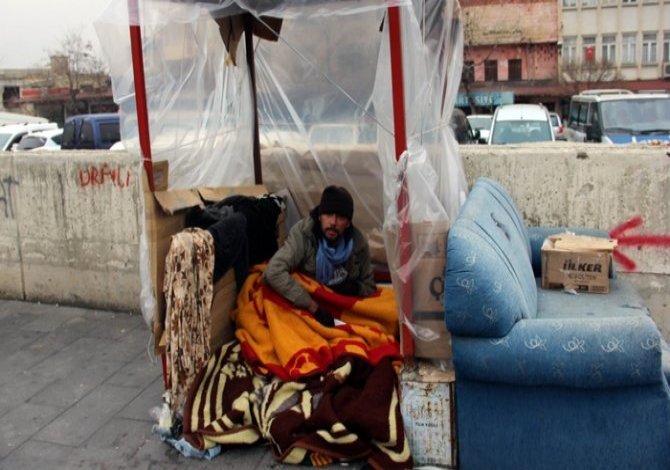 Naylon barakada yaşam mücadelesi