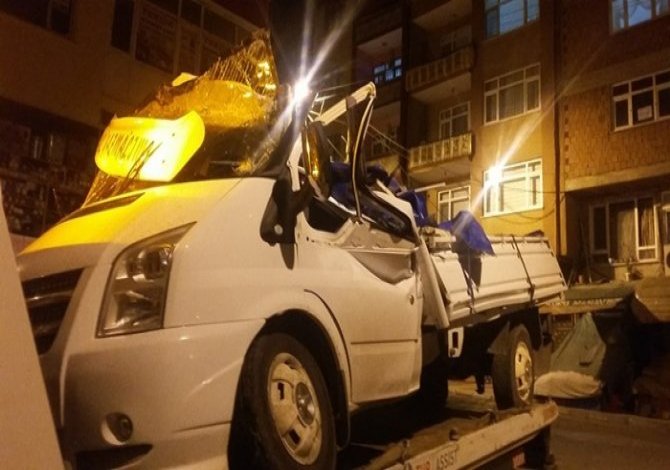 Seyir halindeki kamyonetin üzerine kaya düştü