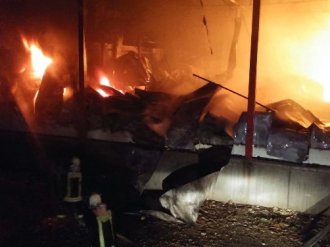 Soğuk hava deposu alev alev yandı