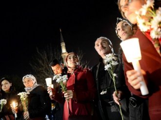 Suriyeli gruptan "terör alanında" saygı duruşu