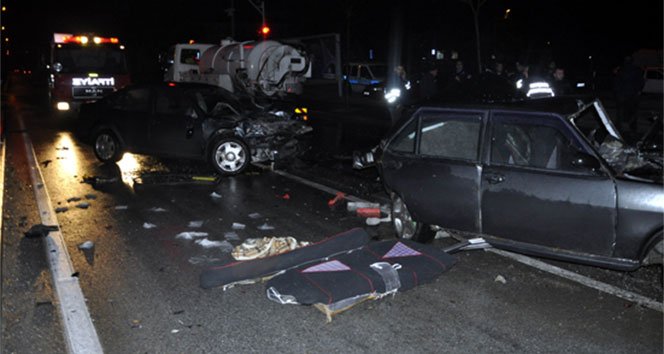 Kayganlaşan yolda duramayan 2 araç, tankerin altına girdi!