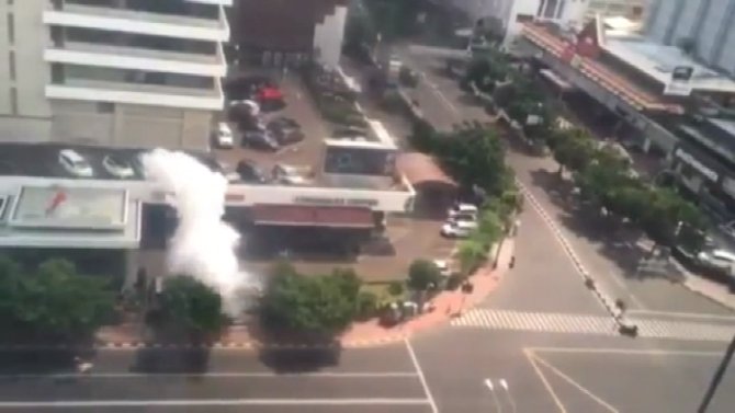 Endonezya’da art arda bombalı saldırılar: 6 ölü