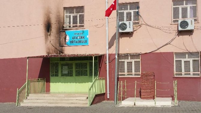 Öğrenciler dersteyken saldırdılar!