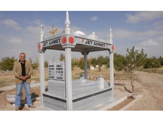 4 yıl önce kendisi için yaptırdığı mezara defnedildi