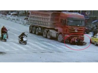 3 kadının bindiği motosiklet kamyonun altında kaldı