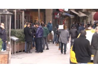 Olayı duyanlar otelin önüne akın etti