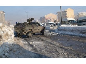 Polis aracının geçişi sırasında patlama