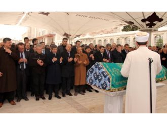 Başbakan ünlü fikir adamının eşinin cenaze töreninde