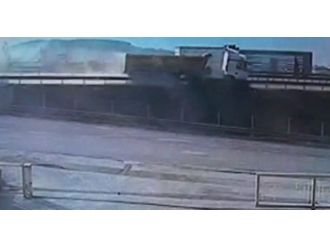 Harfiyat kamyonu şarampole böyle uçtu