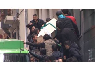 Sefa Kalya’nın cenazesi araca konurken ortam gerildi