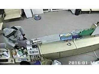 Başkent’te bıçaklı gasp kamerada