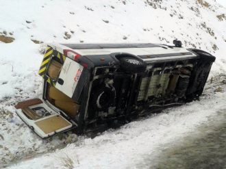 Cenazeye giden minibüs devrildi: 8 yaralı