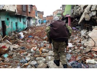 Mehmetçik sırtında taşıdı!