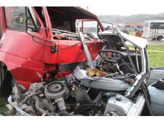 Kamyonet otomobili biçti: 1 ölü, 3 yaralı