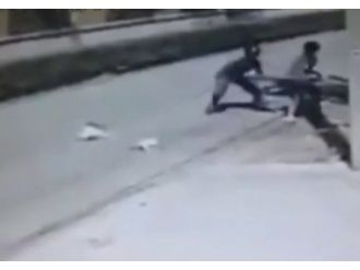 Önce yere düşürdü sonra gasp etti