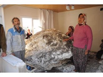 Ağır misafir oturma odasına daldı !