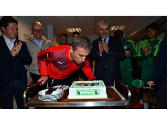 Hamzaoğlu’na sürpriz doğum günü