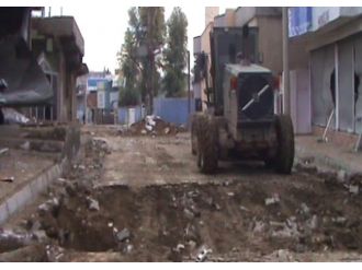 Bozulan yolları da Mehmetçik onarıyor!