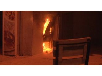 Başbakanlık Ofisi karşısında yangın