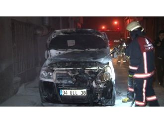 Fatih’te 2 otomobil kundaklandı