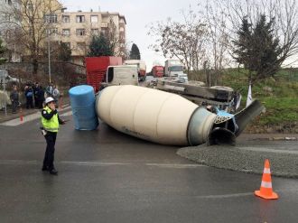 Beton mikseri böyle devrildi