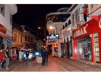 Cüzdanı için olmadık yerde mahsur kaldı